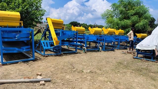 Anand Organics flat-type compost screening machine